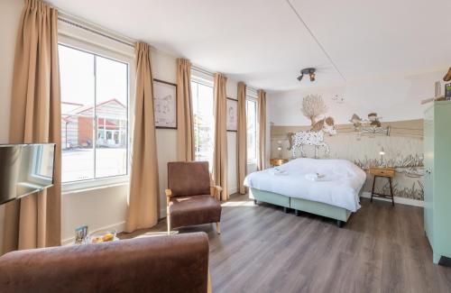 ein Schlafzimmer mit einem Bett und einem Stuhl in der Unterkunft Familie Resort Molenwaard in Ottoland
