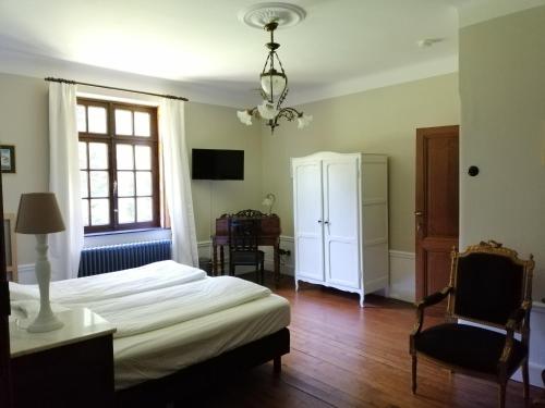 - une chambre avec un lit, un bureau et une chaise dans l'établissement Het Domherenhuis, à Heusden-Zolder