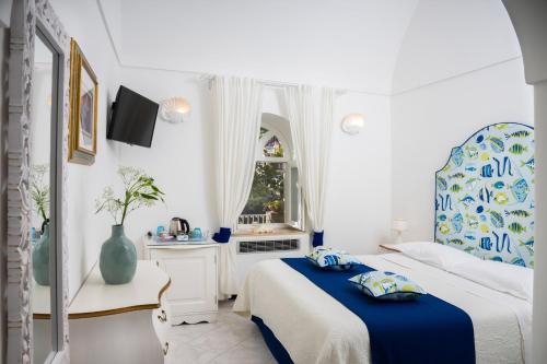 1 dormitorio con 2 camas y ventana en Villa Dalu en Positano