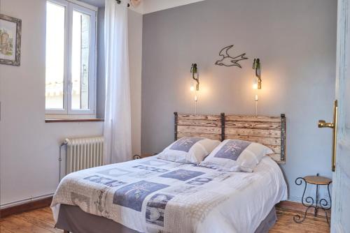 sypialnia z łóżkiem i oknem w obiekcie Domaine du Prieuré Couvent & Presbytère w Carcassonne