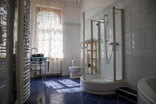 La salle de bains est pourvue d'une douche, d'une baignoire et de toilettes. dans l'établissement Grüne Villa Wellness & Spa, à Bad Kreuznach