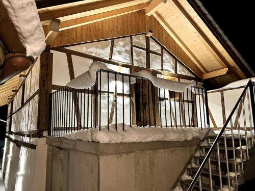 eine Treppe in einem Gebäude mit Schnee darauf in der Unterkunft Chalet Charbon in Boltigen
