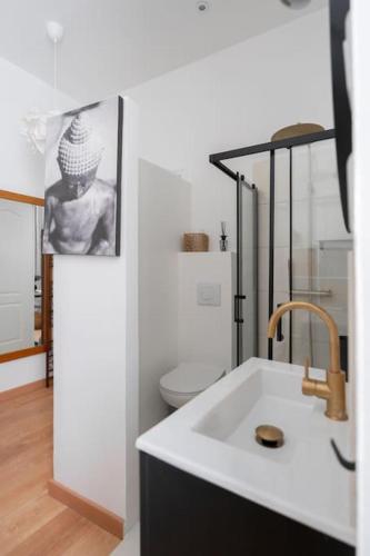 une salle de bain avec un lavabo et des toilettes dans l'établissement L’élégant lumineux Ancien Couvent, à Marseille