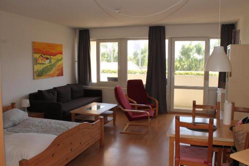 Schönberg in HolsteinにあるFerienappartement K118 in Strandnäheのベッドルーム1室(ベッド1台付)、リビングルームが備わります。
