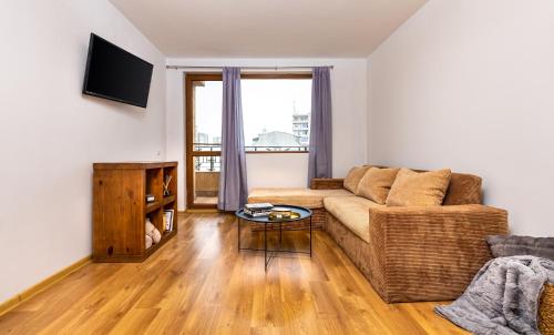- un salon avec un canapé et une table dans l'établissement The Walnut 2BD Apartment, à Plovdiv