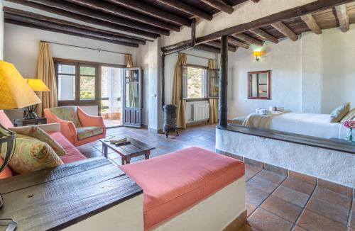 A bed or beds in a room at Hotel Apartamento Nueva Alcazaba