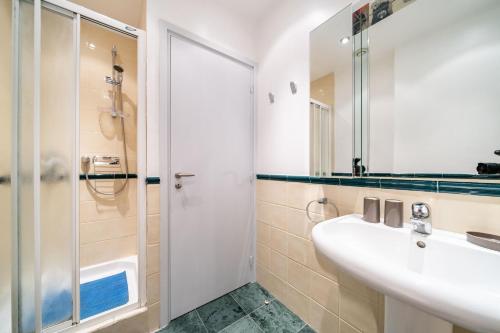 y baño con lavabo y ducha. en Palm beach- Free Wifi- Parking- Sea View, en Cannes