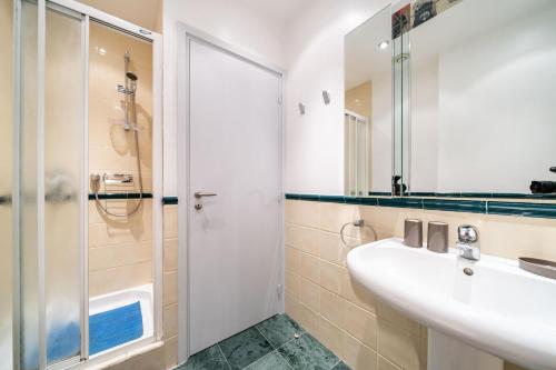 une salle de bain avec un lavabo et une douche dans l'établissement Palm beach- Free Wifi- Parking- Sea View, à Cannes