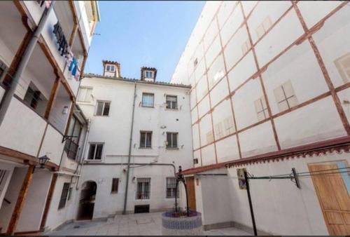 an alley between two buildings in a city at Apartamento en Chueca Gran via con Smart TV in Madrid