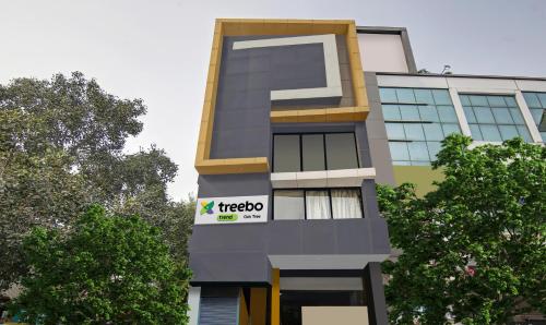 un edificio con un cartello trico sul lato di Treebo Trend Prime Elight a Nuova Delhi
