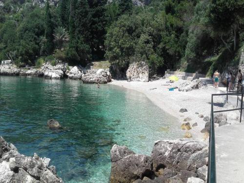 einen Strand mit Steinen und einem Körper aus Wasser in der Unterkunft Apartment Stella in Mlini