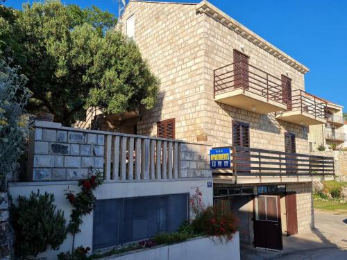 ein Gebäude mit einem Balkon an der Seite in der Unterkunft Apartment Stella in Mlini