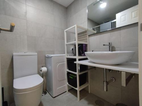 łazienka z umywalką i toaletą w obiekcie Cerca de todo piscina terraza wifi w mieście Tarifa