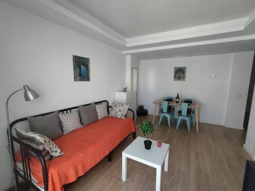 salon z kanapą i stołem w obiekcie Cerca de todo piscina terraza wifi w mieście Tarifa