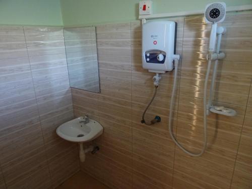 La salle de bains est pourvue d'une douche et d'un lavabo. dans l'établissement Coconut Beach, à Majanji