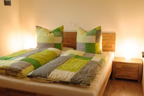 1 Schlafzimmer mit 2 Betten und 2 Kissen in der Unterkunft Rieke - a74221 in Malchow