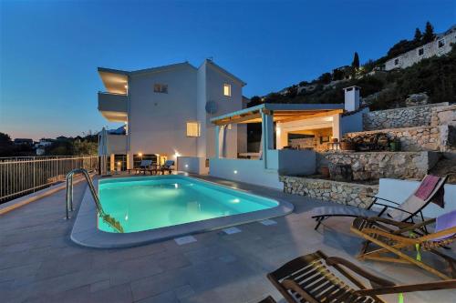 Charmy Villa Hill with Pool