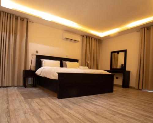 1125 City Apartment في آكرا: غرفة نوم بسرير كبير في غرفة