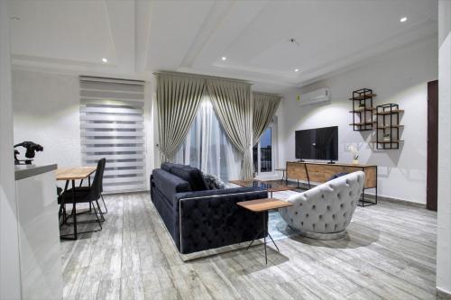 1125 City Apartment في آكرا: غرفة معيشة مع أريكة وطاولة