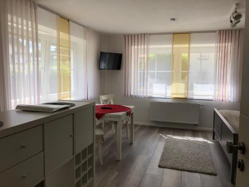 cocina con mesa y silla en una habitación en Apartmentvermietung Ingrid Bolkart - Vöhlino 2, en Illertissen