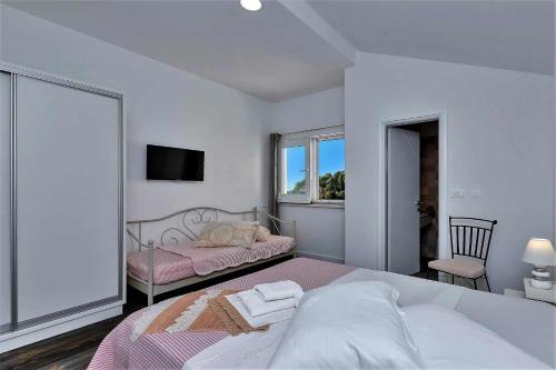 Giường trong phòng chung tại Charmy Villa Hill with Pool