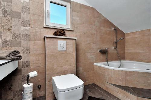 Phòng tắm tại Charmy Villa Hill with Pool