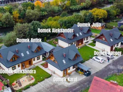 ariale Aussicht auf ein Haus mit verschiedenen Dächern in der Unterkunft Domki Lubiane in Brenna