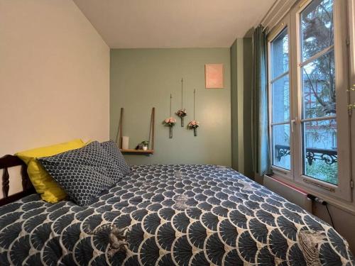 Un dormitorio con una cama grande y una ventana en Le coin vert - 30'min de Paris 1km du RER en Chennevières-sur-Marne
