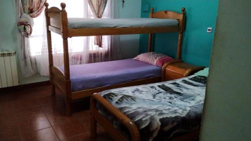 Dos literas en una habitación con ventana. en M&Cmdq, en Mar del Plata