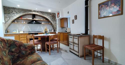 a kitchen with a couch and a table in a room at Casa Relax in Carunchio