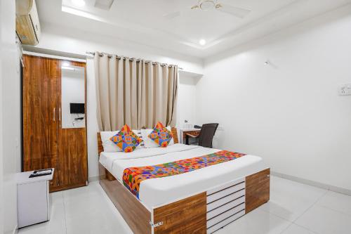 een slaapkamer met een groot bed in een kamer bij FabHotel Omkar Executive in Pune