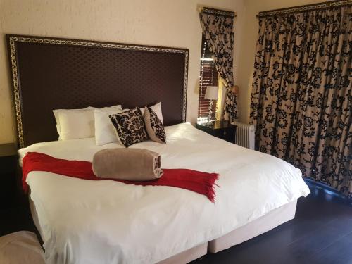 a bedroom with a large bed with white sheets and pillows at La Picasso in Ermelo