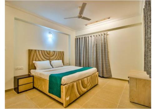 een slaapkamer met een groot bed in een kamer bij Telferk Acron Seawinds Apartment- Baga in Calangute
