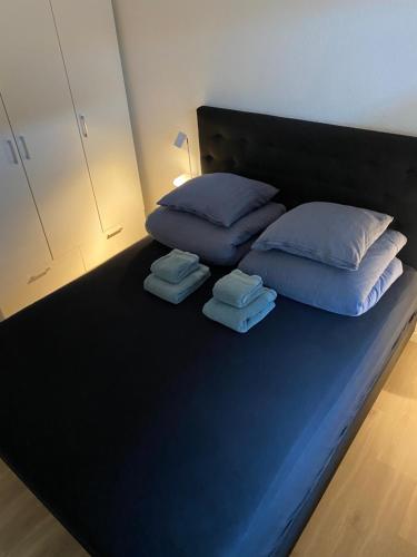 ein Bett mit zwei Kissen und Handtüchern darauf in der Unterkunft AgerBro in Broager