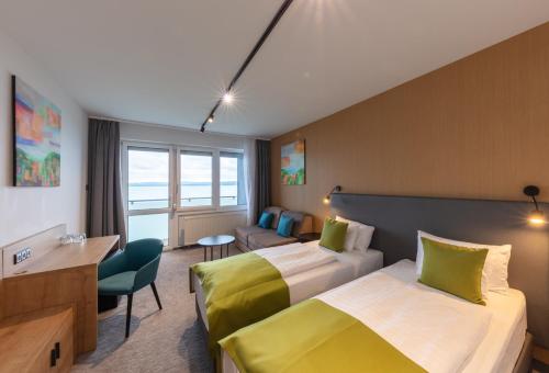 Postel nebo postele na pokoji v ubytování Hotel OTP Balatonszemes