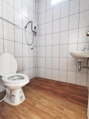 La salle de bains est pourvue de toilettes et d'un lavabo. dans l'établissement บ้านมีกิน ณ บึงโขงหลง, à Ban Don Klang