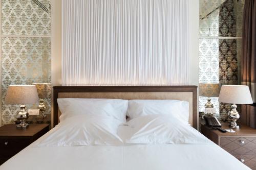 Un ou plusieurs lits dans un hébergement de l'établissement Le Vallon de Valrugues Hotel Spa & Villas