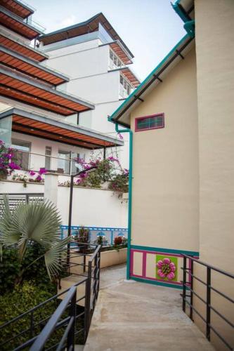 a building with a fence next to a sidewalk at Duplex Familiar Apartment Nature in Guatapé