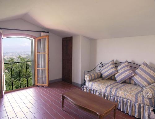 uma sala de estar com um sofá e uma grande janela em Appartamento Lavanda em San Miniato