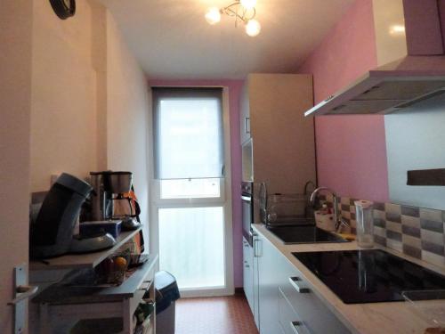 une cuisine avec un évier et un plan de travail dans l'établissement A 2 pas du Port et de la Plage - Appartement 2 chambres - parking - Saint-Cyprien plage, à Saint-Cyprien