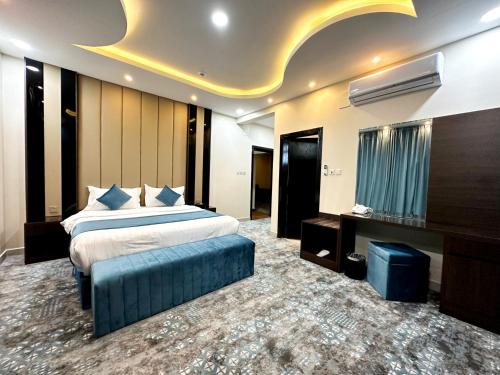 a bedroom with a bed and a couch in a room at فندق فصل الصيف امان - المنسك in Abha