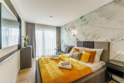 Tempat tidur dalam kamar di Perłowa Przystań Rent - Classic Gold & Silver