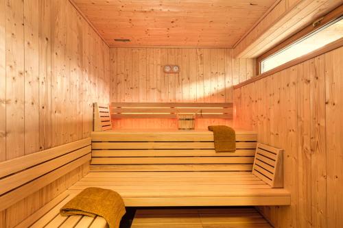 a sauna with a bench in a wooden room at Le chalet des bois in Lalaye