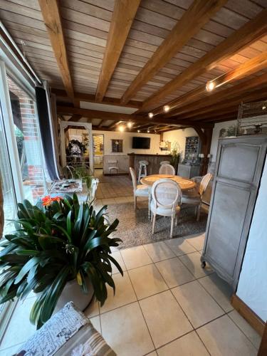 - une cuisine et une salle à manger avec une table et des chaises dans l'établissement La maisonnette de Cancan, à Mont-près-Chambord