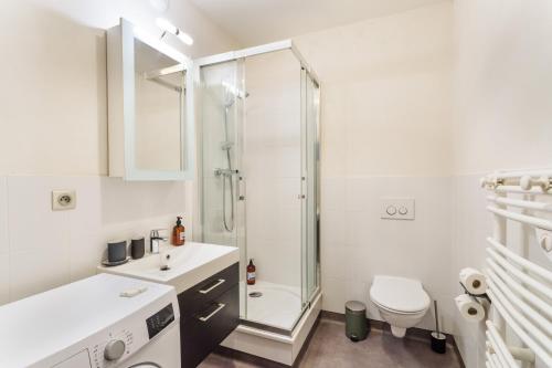 La salle de bains est pourvue d'une douche, d'un lavabo et de toilettes. dans l'établissement La Tourelle & l'Honoré - 2 appartements dans le Centre historique de Rennes, à Rennes
