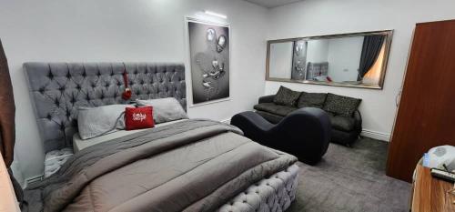 Tempat tidur dalam kamar di Greys Onebedroom Apartment