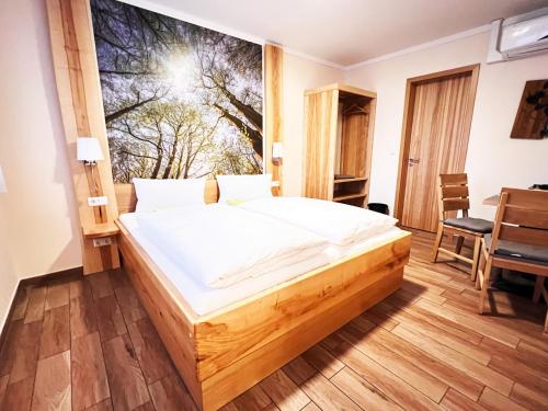 Bett in einem Zimmer mit Wandgemälde in der Unterkunft FeWo-Zimmer-Auszeit in Drahnsdorf