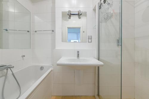 Ένα μπάνιο στο Newly renovated apartment in the Old Town