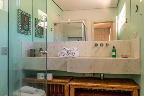 La salle de bains est pourvue d'un lavabo et d'un miroir. dans l'établissement Ótima localização a 600 m shopping Esmeralda, à Marília