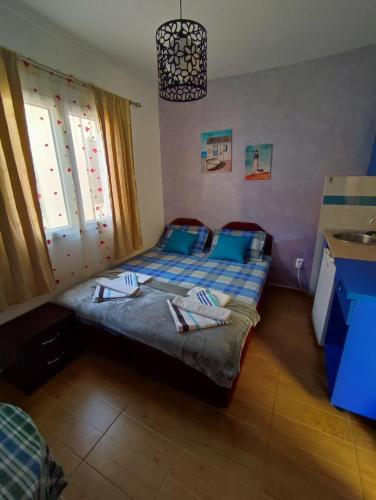 Ένα ή περισσότερα κρεβάτια σε δωμάτιο στο Apartments Blago Sutomore